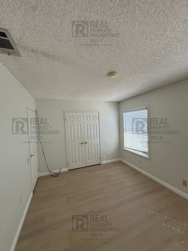 Building Photo - 55+ Community Gem: Open Floor Plan, Large ...