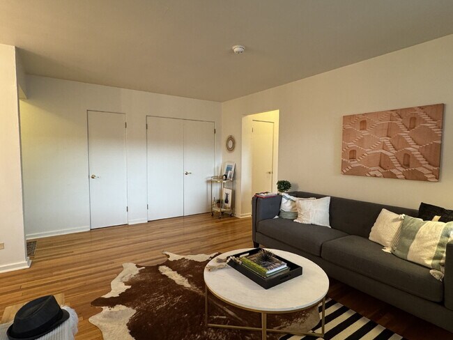 Building Photo - "Charming 1-Bed End Unit Condo on Bellaire...