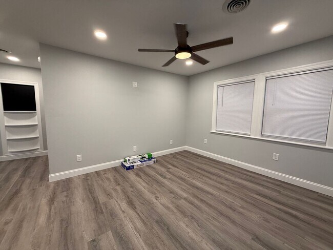 Building Photo - 313 E Bernard Ave