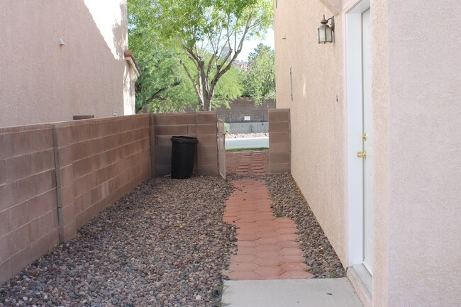 Building Photo - 2 BDRM 2BTH IN GATED COMMUNITY. CONVENIENT...