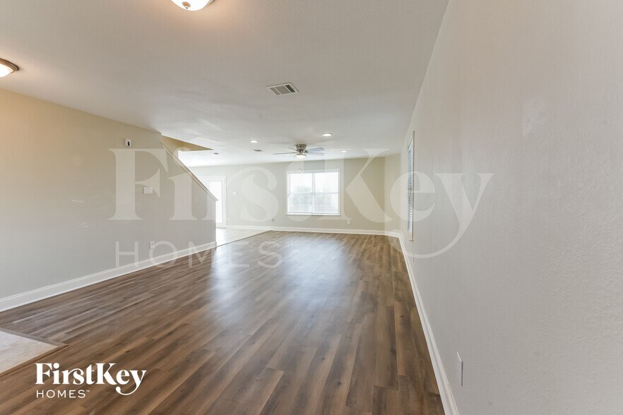 Building Photo - 636 Chickadee Dr