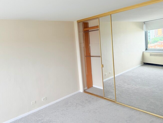 Building Photo - 555 W Cornelia Ave