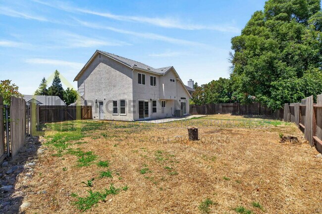 Building Photo - Spacious 3-Bedroom Retreat with 2.5 Baths in Prime Elk Grove Location