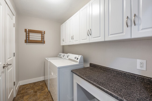 Building Photo - 157 W Springview Dr