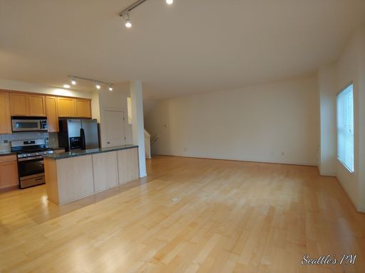Building Photo - Beautiful 2 Bedroom Townhome in Issaquah- ...