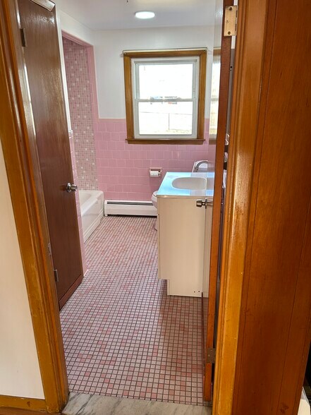 Building Photo - 50 Lakeview Dr