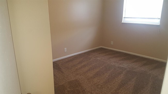 Building Photo - 950 Dubois Rd