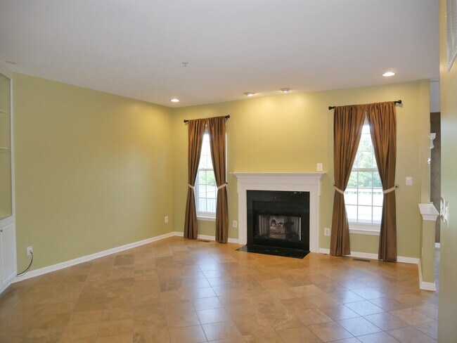 Building Photo - Gorgeous Former Model 4 Bed 2.5 Bath Townh...