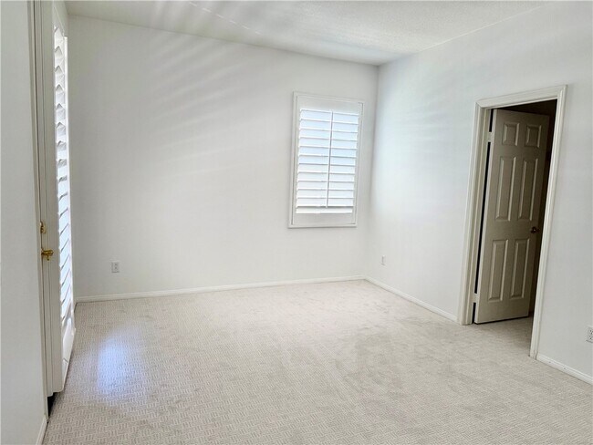 Building Photo - 9 Flintridge Ave