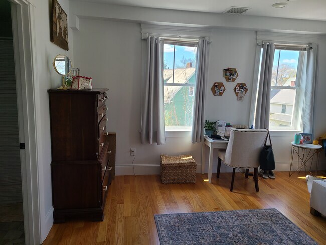 Building Photo - 10 Fern St