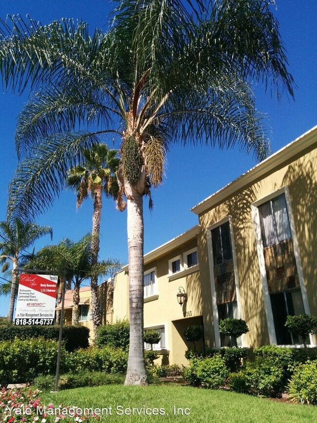 Primary Photo - 18553-18563 Clark St