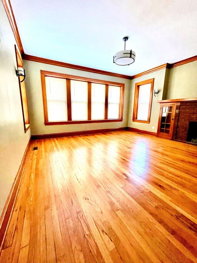 Building Photo - 3227 N Albany Ave