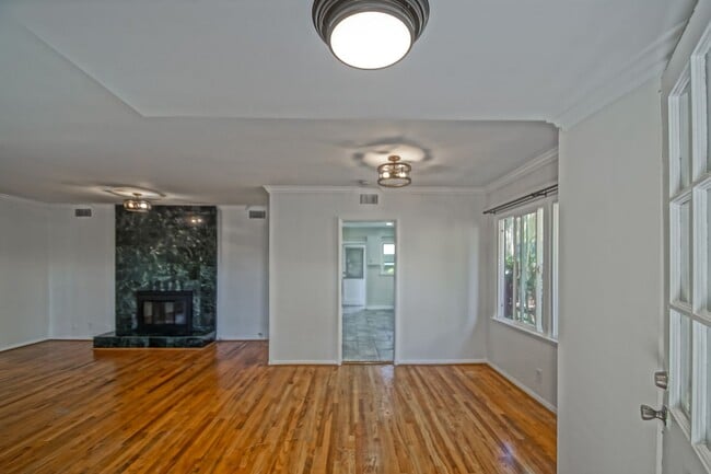 Building Photo - Incredibly Charming & Bright 3BR2BA Home w...