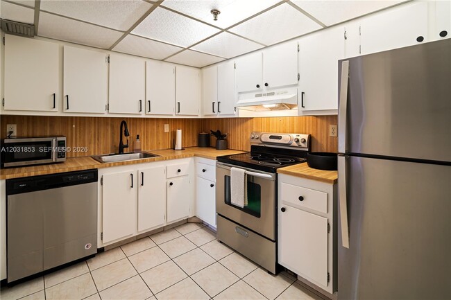 Building Photo - 2625 Collins Ave