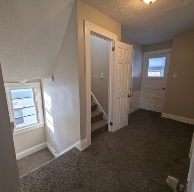 Building Photo - Single Family Home 3 beds 2 bath Available Now!