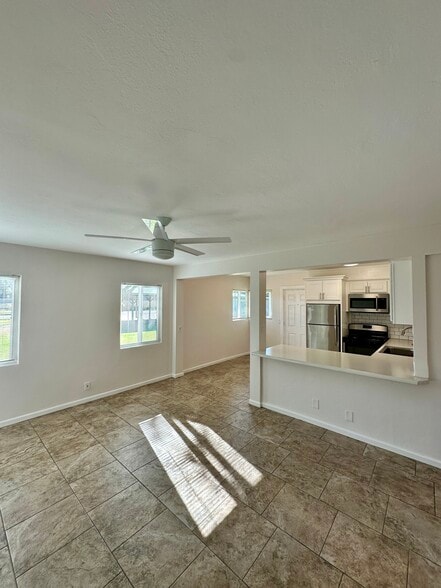 Building Photo - 2545 E Clarendon Ave