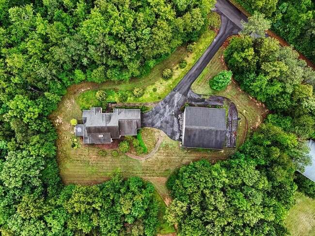 Building Photo - Ultimate Aviation Estate: Luxury 1-Level Living on 5+ Acres Near Downtown Fredericksburg