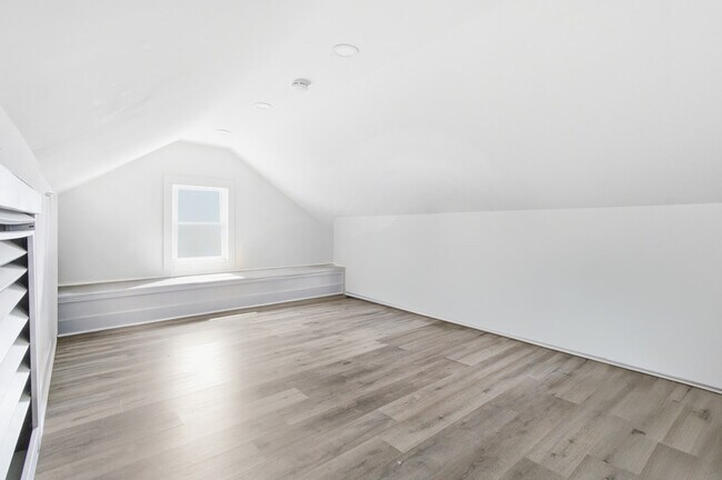 Building Photo - 925 Plainfield Ave