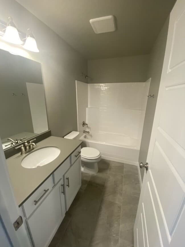 Building Photo - Beautiful Bountiful Townhome
