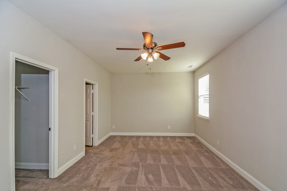 Building Photo - 233 Norwich Dr