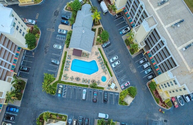 Building Photo - Updated 3 bedroom unit overlooking the Eas...