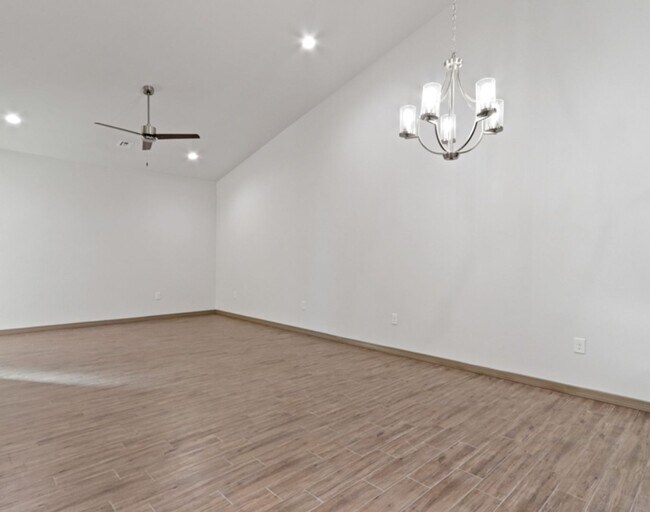 Building Photo - Newer Townhome, offering $500.00 off the first months rent