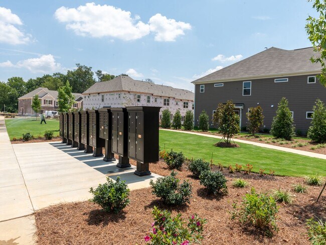 Building Photo - Like New Townhome in North Charlotte.