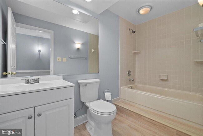 Building Photo - 8608 Oak Brook Ln