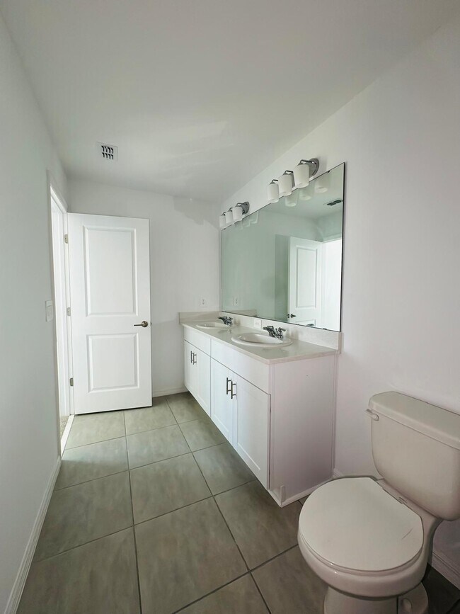 Building Photo - 2287 Portrait St