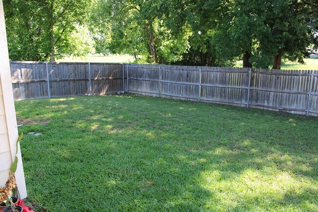 Building Photo - "Spacious 3-Bedroom 2-Bath Retreat in Fort...