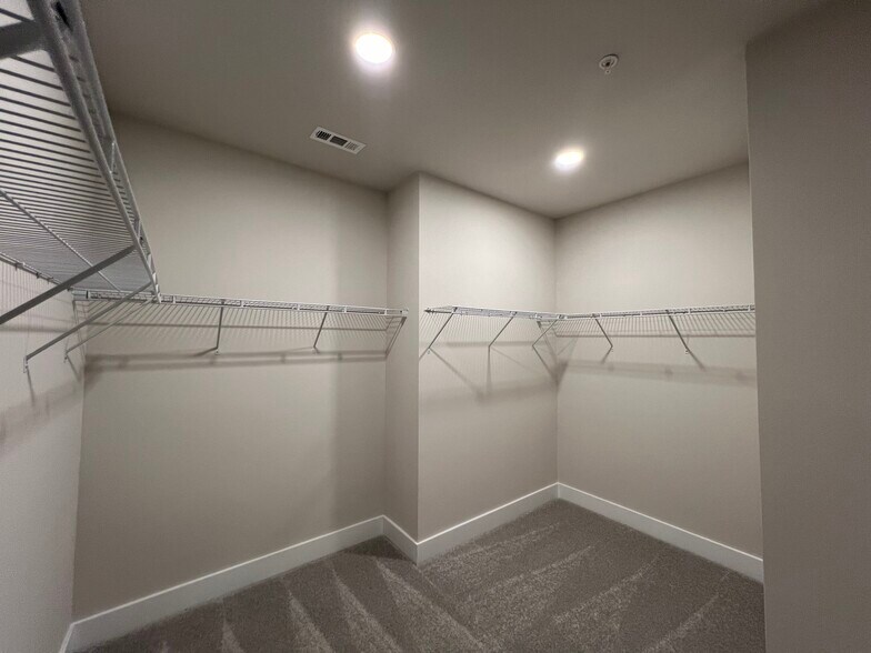 Building Photo - 1245 Willowcrest Way