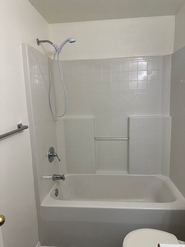 Building Photo - Updated 2 bedroom 2 bath triplex in Spring...