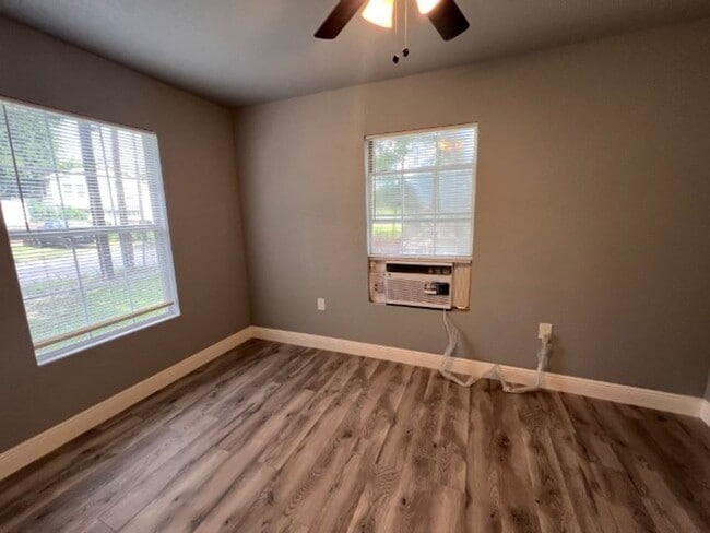 Building Photo - Wheatley Heights Gem