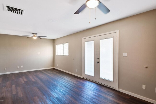 Building Photo - Remodeled property with lots of space and ...