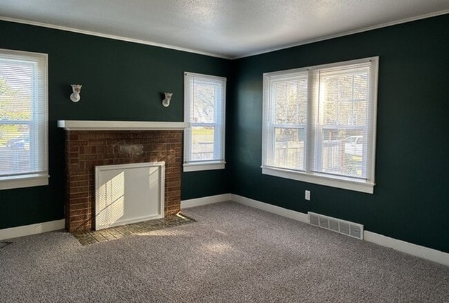 Building Photo - 4Bd/1Ba Two Story Home - For Viewing!