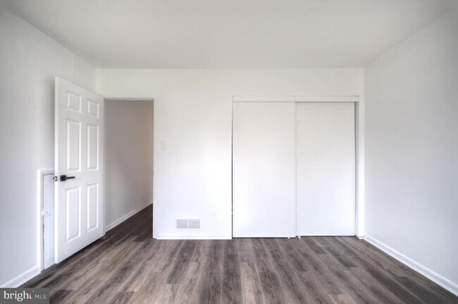 Building Photo - 49 Brambling Ln