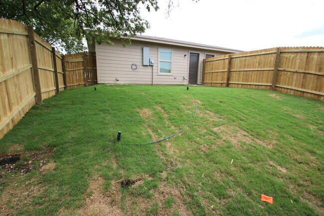 Building Photo - Move In Ready | 3BR/2BA West Fort Worth Home Near I-30, Camp Bowie & Lockheed Martin — Pets Welcome