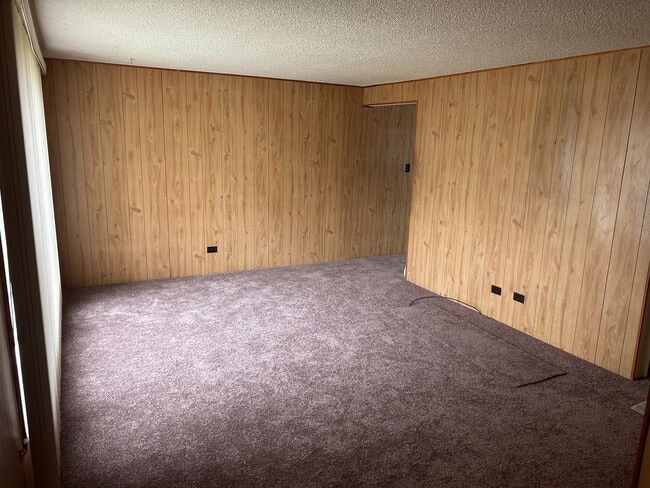 Building Photo - 208 Dee Rd