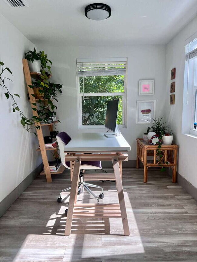 Building Photo - "Charming 2-Bed, 2-Bath Gem in the Heart of St. Petersburg – 1100 Sq. Ft. of Comfort!"