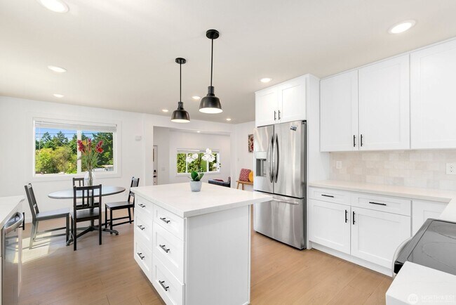 Building Photo - Remodeled, move in condition!