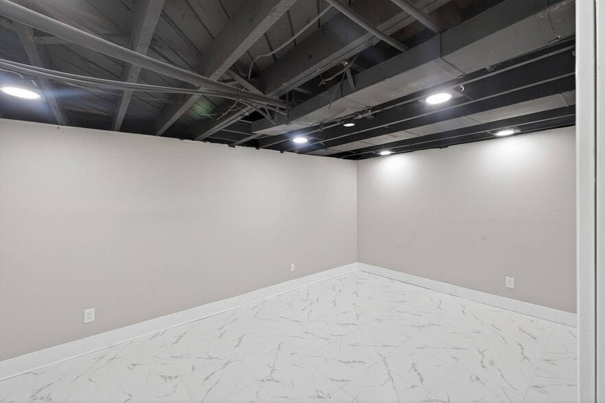 Building Photo - 20040 Regent Dr