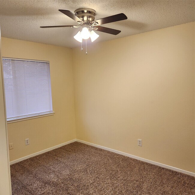 Building Photo - 10013 Spring Pl Dr