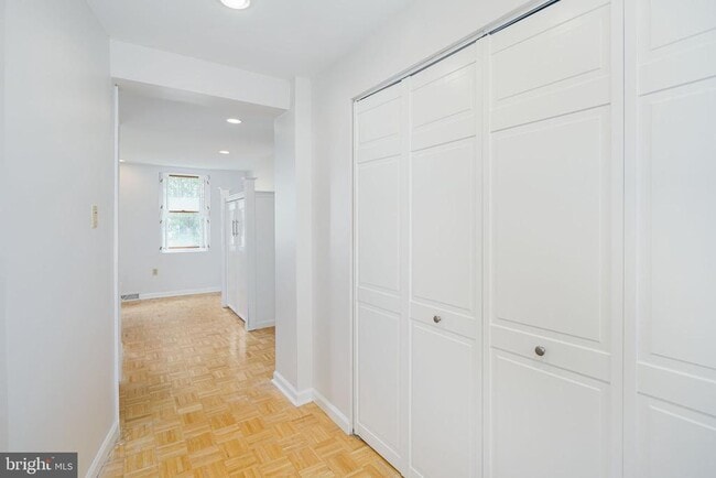 Building Photo - 704 S Darien St