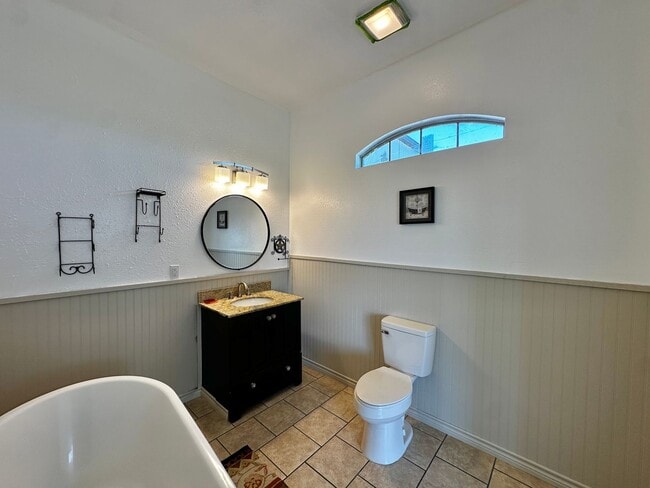 Building Photo - Barndominium in the Country!