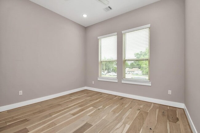 Building Photo - 304 Chobani Ln