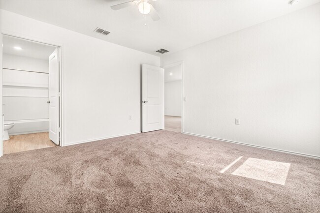 Building Photo - 10119 Ana Hts