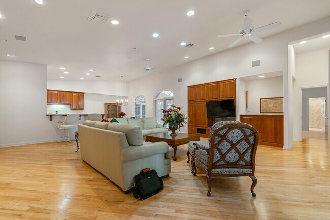 Building Photo - 8423 E Thunderbird Rd