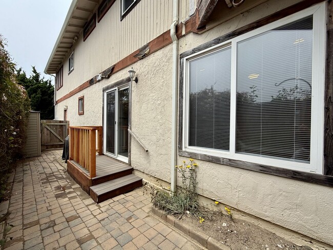 Building Photo - Coastal Living at its Finest (In-Law Suite...