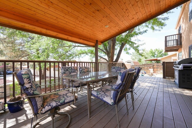 Building Photo - Private Room with Private Bath in Spacious...