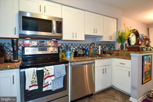 Building Photo - Experience the vibrant lifestyle and natural beauty that make Reston such a sought after place to...